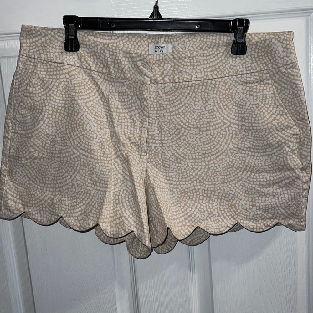 Tan & White Scalloped Shorts